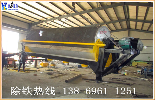 CTB永磁筒式磁選機(jī)的組成  CTB永磁筒式磁選機(jī)由永磁圓筒.槽體.均勻布料器.機(jī)架.傳動裝置.磁系調(diào)整裝置.精礦槽.尾礦槽等組成,針對大磁包角設(shè)計(jì)的特殊結(jié)構(gòu)槽體設(shè)置了進(jìn)礦口.溢流口.粗顆粒排出孔.精礦口以及精礦漂洗水管.在卸礦區(qū)域設(shè)置噴淋管, 可減少精礦夾雜,提高精礦品位.礦漿從溢流口排出后沿軸向均勻分布, 特別設(shè)置的篩板又能避免粗顆粒及雜物進(jìn)入槽體  二.CTB永磁筒式磁選機(jī)價格影響因素  永磁筒式設(shè)備大大提高了磁選機(jī)的處理能力, 為新建或改擴(kuò)建大型鐵礦選礦廠的設(shè)備選型提供了更多的選擇.筒式磁選機(jī)比較價格比較便宜,幾千到幾萬的都有,根據(jù)處理量的不同來具體定價.