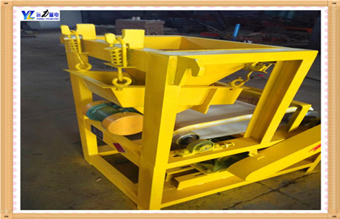 寒冷冬季干式磁選機我們為什么要更注重保養,我們都知道,要想延長設備的使用期限就必須注重對設備的保養,那么在眾行業中我們廣泛使用的干式磁選機設備日常中應該怎樣維護呢,尤其是到了寒冷的冬天,今天遠力磁電小編給大家講解一下這一問題. 1.關于干式磁選機在冬季使用磨損最為快些,長期的使用懸掛式永磁干式磁選機設備可能會對干式磁選機造成磨損,造成磁力脫落下降,如有發現請及時的清理并且重新充磁及更換.電機帶動的皮帶是傳動裝置,如果皮帶磨損嚴重會造成除鐵效率低下,所以嚴重磨損的請更換新型干式磁選機.