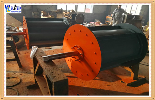 　　1.廢鋼磁選機-鋼渣磁選機的概述  　　專門設計用于廢鋼、鋼渣選鐵、廢舊金屬選鐵，直接還原鐵廠選鐵，鑄造車間選鐵等各種冶金渣選鐵。  　　2.廢鋼磁選機-鋼渣磁選機的技術特點  　　2.1.采用上吸式安裝方式，吸起大塊鐵件